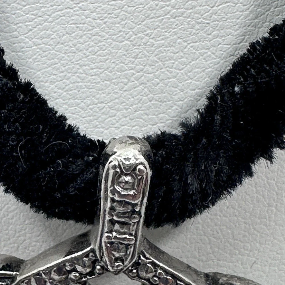 Avon VTG Blue Crystal Pendant Necklace Black‎ Velvet Cord Silver Tone Statement